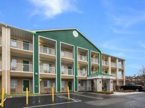 HomeTowne Studios by Red Roof Detroit - Livonia