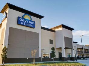 Days Inn & Suites by Wyndham Port Arthur