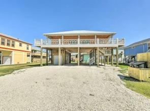 Walk to Shore: Coastal Escape in Crystal Beach!