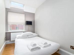 Modern 2BR Home in Dalston W/balcony, Fits 4