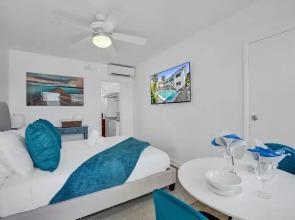 Waves on Desoto Beautiful Studio 8