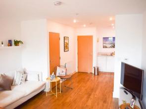 Modern 1 Bedroom House in Pontoon Dock