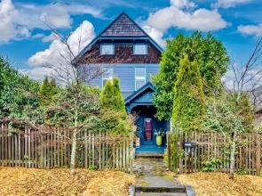 Victorian on Garden Best Location in Town