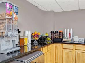 Super 8 By Wyndham Jamaica North Conduit