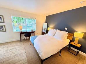 Islands Inn on the Drive - Poolside Paradise - Queen Bed - B2