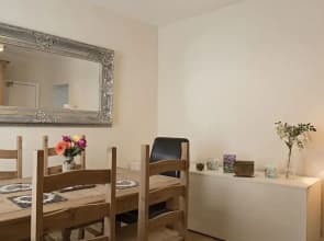 Cargo Cafe Apartments - Guest House