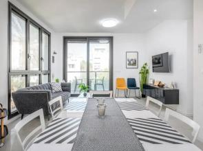 Beautiful Sunny 3 bedrooms in font of the beach