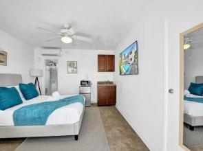 Waves on Desoto Beautiful Studio 7