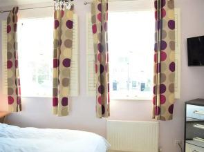 Spacious 2 Bedroom Property by The River Thames