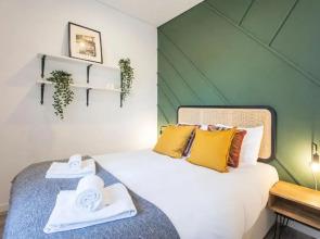 Seaside 1BR Flat w/ AC in Matosinhos by LovelyStay