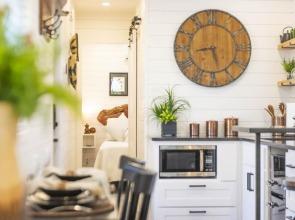 The Woods- Container Tiny House 12 min to Magnolia Baylor Downtown