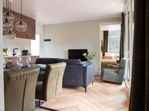 Modern chalet with sun shower, in a holiday park on the beautiful Veluwe