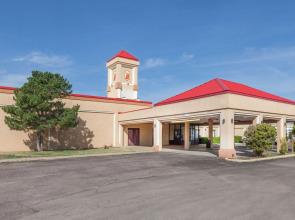 Super 8 by Wyndham Plainview