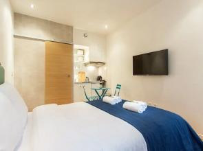 Cosy flat Eiffel tower