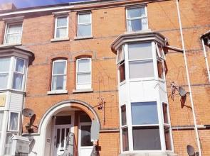 Beach Apartment - Sleeps 4, Garden & Parking