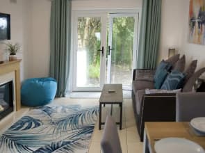 Lovely Mountain View Apartment - Short Drive to Beaches