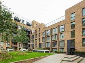 Modern 1bed W/balcony in Bromley, 7mins to Tube