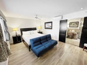 Catalina Courtyard Suites