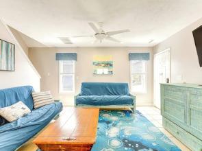 Walk to Ocean & Golf: North Myrtle Beach Home!