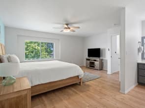 Redmond Rest 4 Bedroom Home by RedAwning