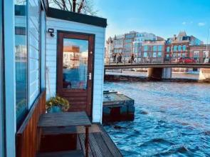 Rembrandt Square Houseboat