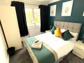 Remarkable 5-bed House in Horley