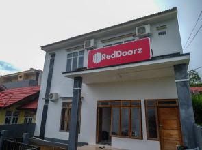 RedDoorz near De La Salle Manado