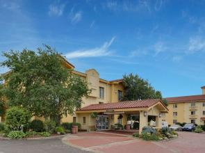 La Quinta Inn By Wyndham Pittsburgh Airport
