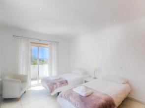 Villa Montanha, Luxury Coastal Villa, Fenced garden with swimming pool, loungers and alfresco dining, 10 minute walk to the beautiful Praia da Luz Beach, Shops, Bars and Restaurants a short walk away!
