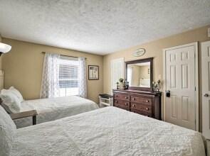 Game Day Retreat: Pool Access, 2 Mi to Texas A & M