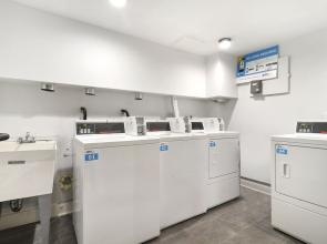 Fully Furnished Studio Apt in Lakeview