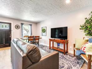 2 Mi to Texas A&m: Pet-friendly Duplex w/ Yard!