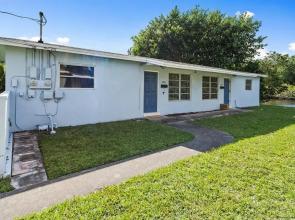 King /Queen Bed Mins from beach. Perfect get-away!