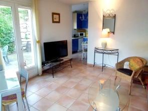 House with 3 Bedrooms in Sainte-Maxime, with Wonderful Mountain View, Enclosed Garden And Wifi - 200 M From the Beach