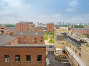 Modern 2bed apt Sleeps 6 W/balcony in Canning Town