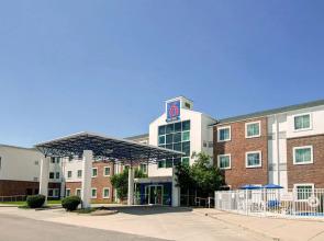 Super 8 by Wyndham Aurora East