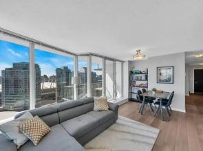 Spacious DT 2-BDR High-rise with view, pool, gym