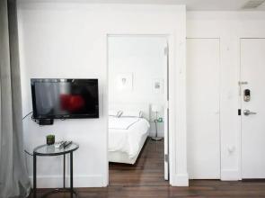 809-5a Gorgeous New 1BR Heart of Midtown