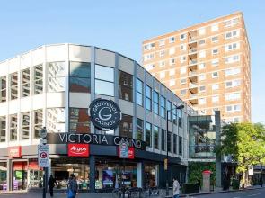 Bright Top Floor 2BR Central London – Great Views!