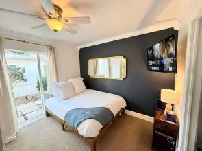 Islands Inn on the Drive - Inner Sanctum - Queen Bed - B0