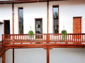 Black and White Tibetan Culture Boutique Inn