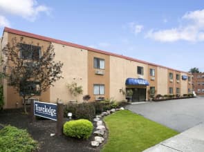 Travelodge by Wyndham Cleveland Lakewood