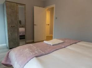 Zen Quality flats near Heathrow that are Cozy CIean Secure total of 8 flats group bookings available