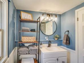 Jefferson City Bungalow: Hot Tub & Patio!