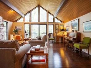 Cole's Bay Vacation Retreat Library Room