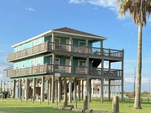 Abby Sands Castle 2 Bedroom Home by RedAwning