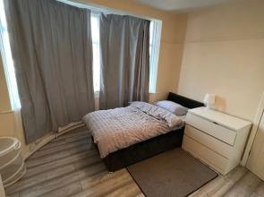 Budget 5-bed Apartment in Barking
