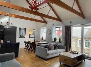 Stylish Tasteful 2bed 2bath Central Townhouse