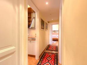 Spanish Steps Hills Apartment