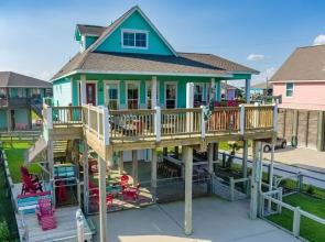 The Lazy Lobster 3 Bedroom Home by RedAwning